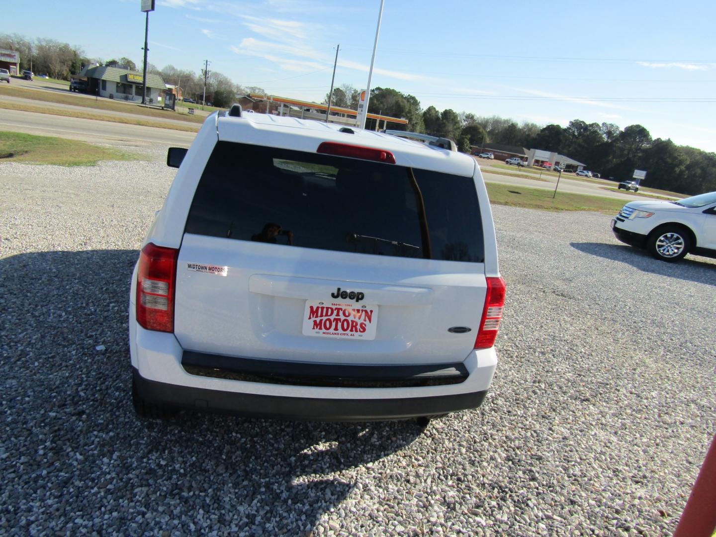 2015 White /Gray Jeep Patriot Sport 2WD (1C4NJPBA2FD) with an 2.0L L4 DOHC 16V engine, Automatic transmission, located at 15016 S Hwy 231, Midland City, AL, 36350, (334) 983-3001, 31.306210, -85.495277 - Photo#6